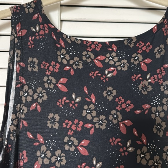 Lori Goldstein layers. Heavenly soft cotton with mixed motif. Black/brown flower - Picture 3 of 5